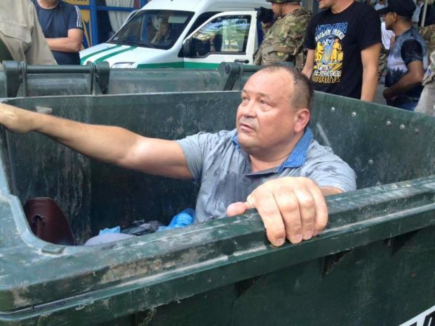 Главу фонда госимущества Одесской области засунули в мусорный бак