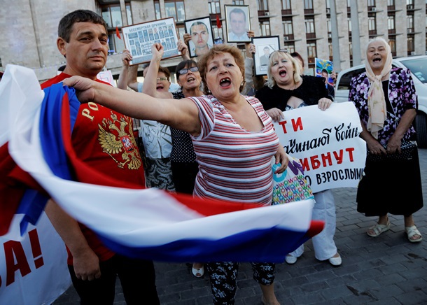 Митинг в Донецке: Кучме и Шуфричу показывали непристойные жесты
