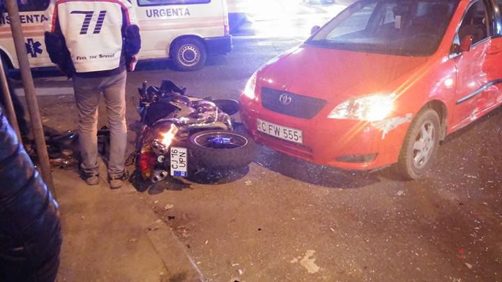 Серьезное ДТП в столице с участием мотоцикла и легкового автомобиля