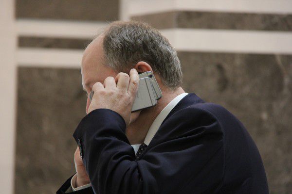 Deputatul moldovean care vorbește la trei telefoane concomitent
