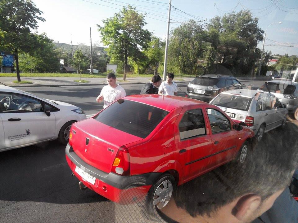 Accident în lanț pe strada Mihai Viteazu din capitală. Trei mașini s-au tamponat