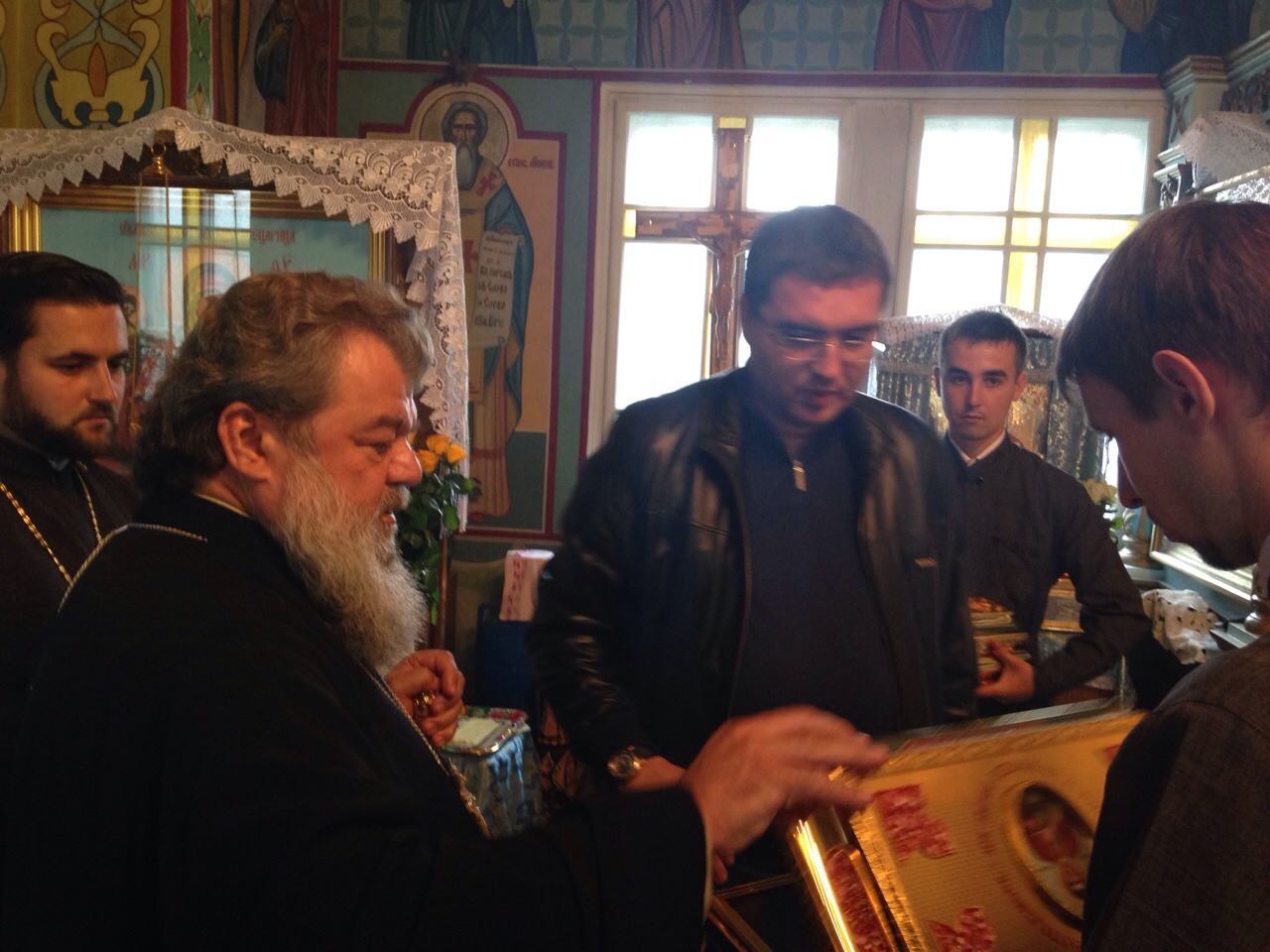Ренато Усатый передал икону с мощами блаженной Матроны Единецкой и Бричанской епархии