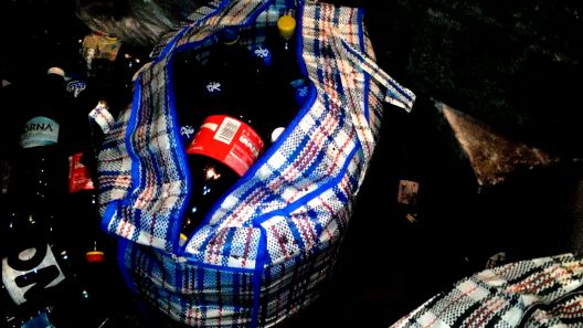 Trei tone de vin de contrabandă, depistat într-un depozit din Chișinău