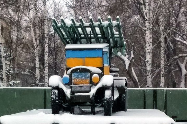В Новосибирске Ленина и военную технику раскрасили в цвета украинского флага