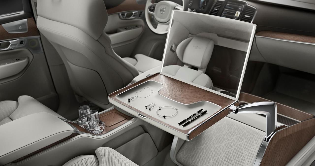 Volvo заменила правое переднее кресло на обувь и драгоценности