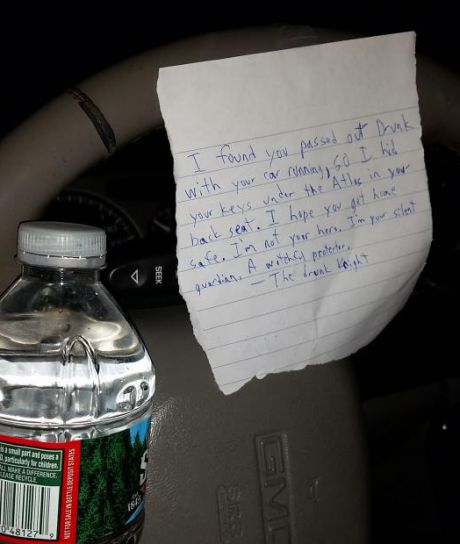 Un şofer beat a adormit la volanul maşinii