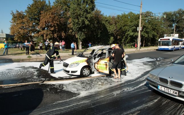 В Кишинёве сгорела машина службы такси