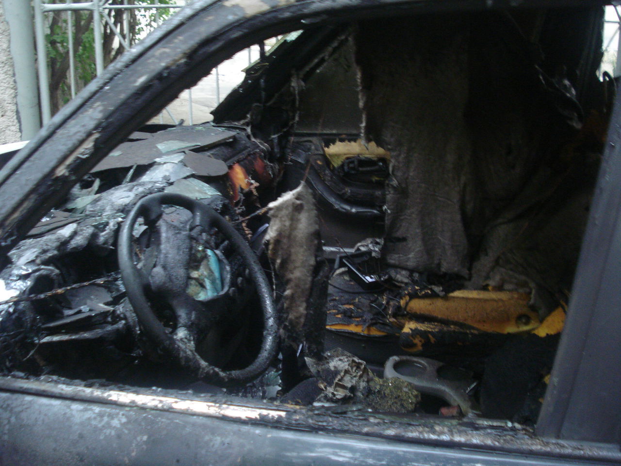 La Botanica o mașină a explodat și a ars în întregime