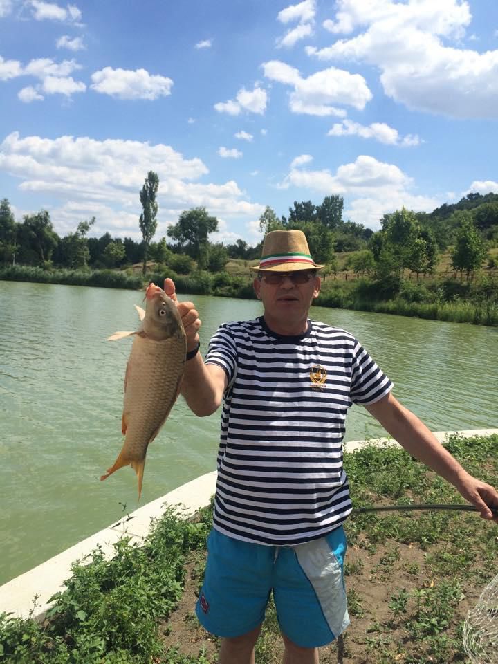 Ghimpu la pescuit: Unde-s fete și peștele vine la mal