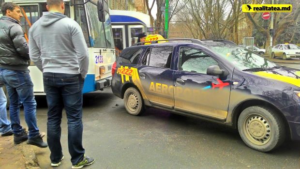 Accident în centrul capitalei: Un troleibuz s-a tamponat cu o maşină de taxi