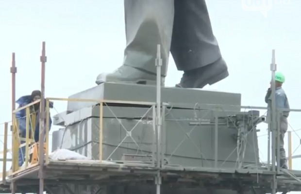 В Запорожье под гимн Украины снесли крупнейший памятник Ленину
