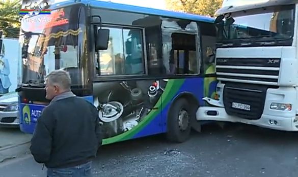 ДТП с участием фуры и автобуса произошло в столице
