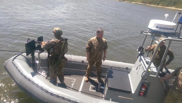 Порошенко на быстроходном катере наблюдал за учениями морпехов