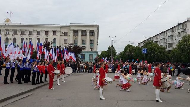 Первомай в Крыму: триколоры и "Путин - наш президент"