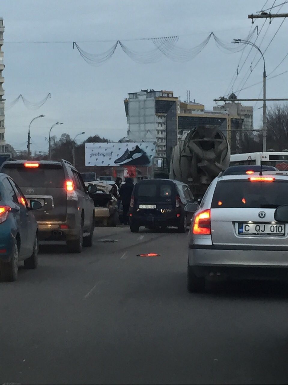 На виадуке произошла цепная авария с участием четырех автомобилей