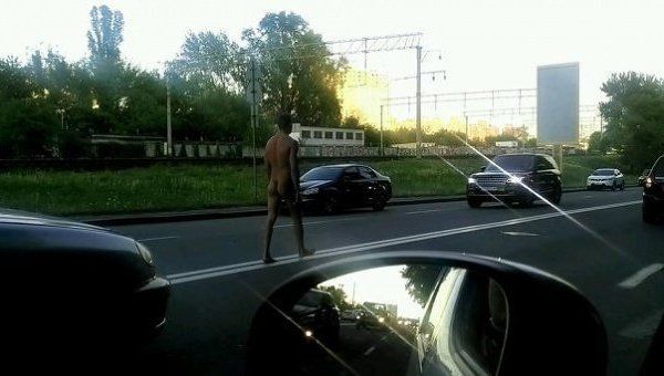 По Киеву разгуливал абсолютно голый мужчина
