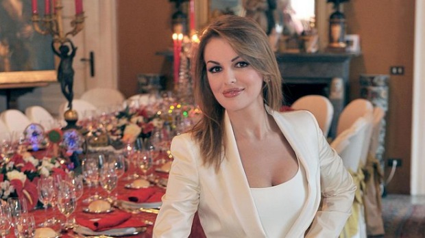 Logodnica sexy de 28 de ani a lui Berlusconi îşi declară dragostea necondiţionată pentru el