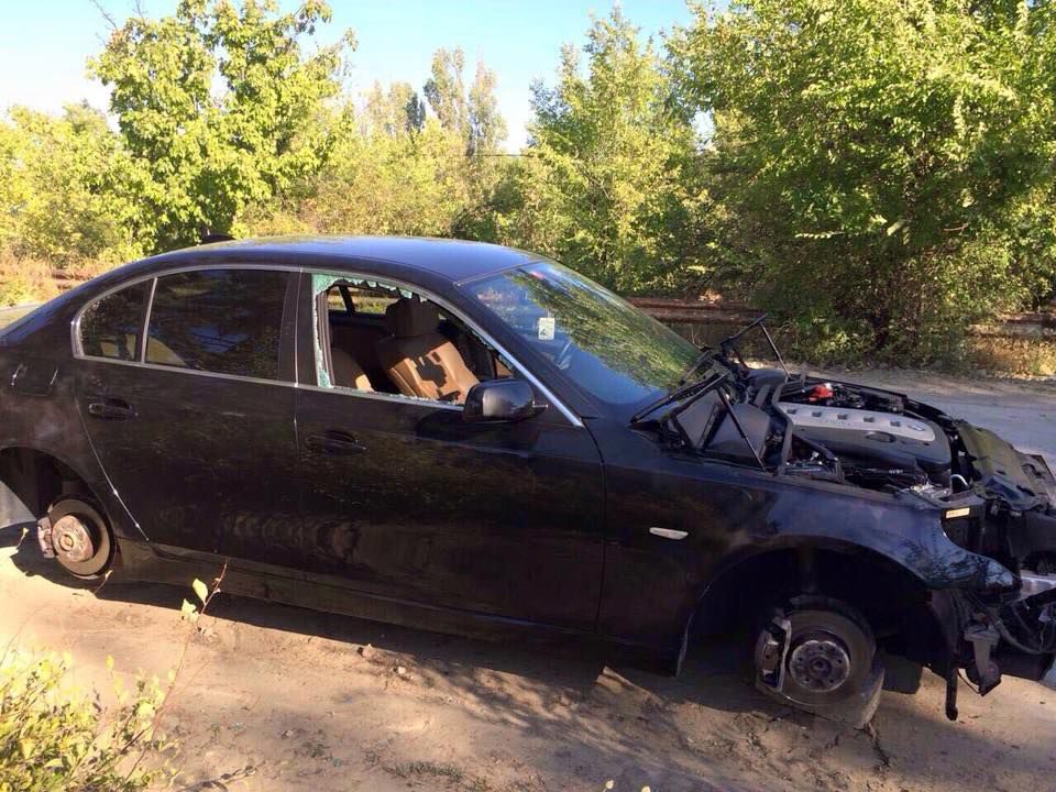 В Кишиневе с припаркованной БМВ сняли колеса, капот и фары