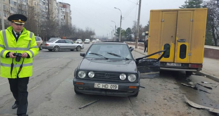 Accident în capitală; Câteva maşini, făcute zob şi două persoane, internate în stare gravă