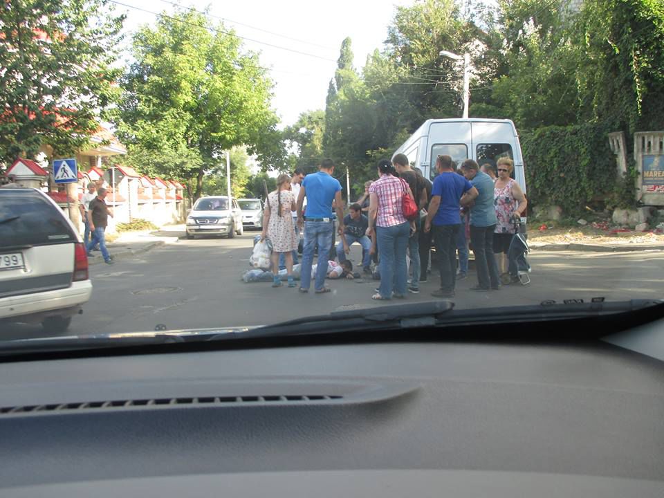 Accident la Buiucani: Un microbuz de linie a lovit un motociclist