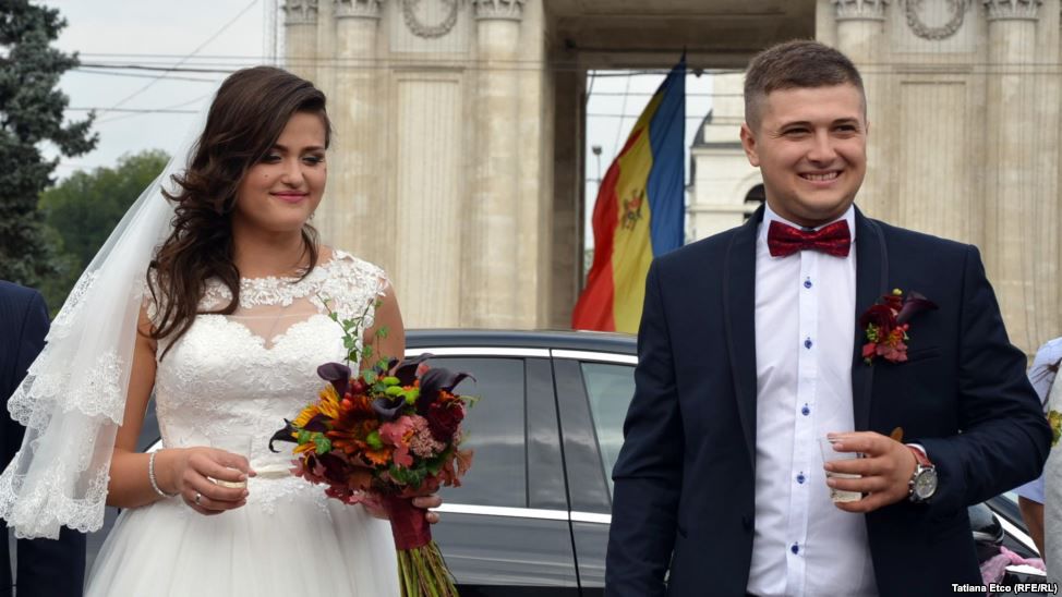 Doi manifestanți din PMAN s-au căsătorit printre corturi
