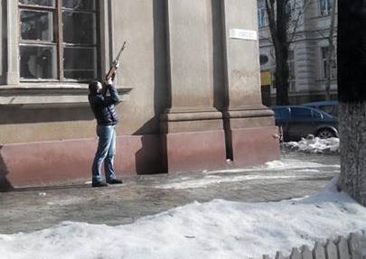Cum se dau jos turturii de pe stresinile cladirilor din Chisinau