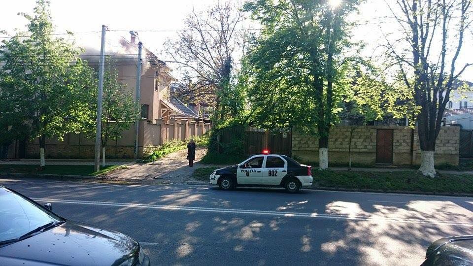 O casă din sectorul Râșcani a fost cuprinsă de flăcări