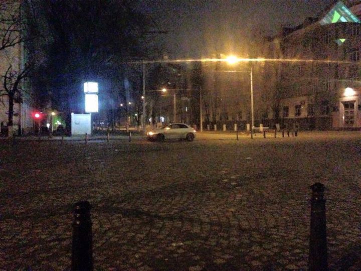 Пешеходная улица в центре Кишинева продолжает притягивать машины
