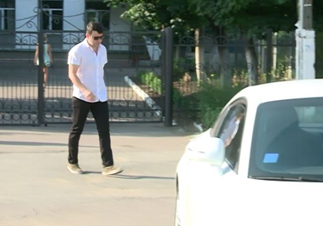 Gaburici a venit la vot la volanul unui bolid si insotit de un bodyguard