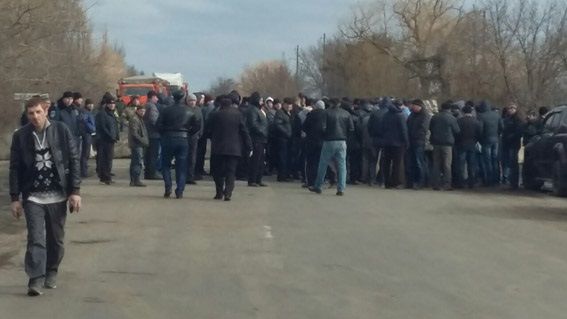 На Николаевщине трассу перекрыли бетонными блоками