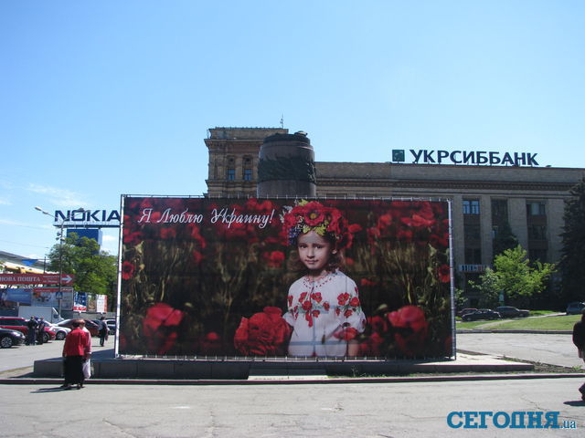 В Днепропетровске памятник Ленину закрыли девочкой