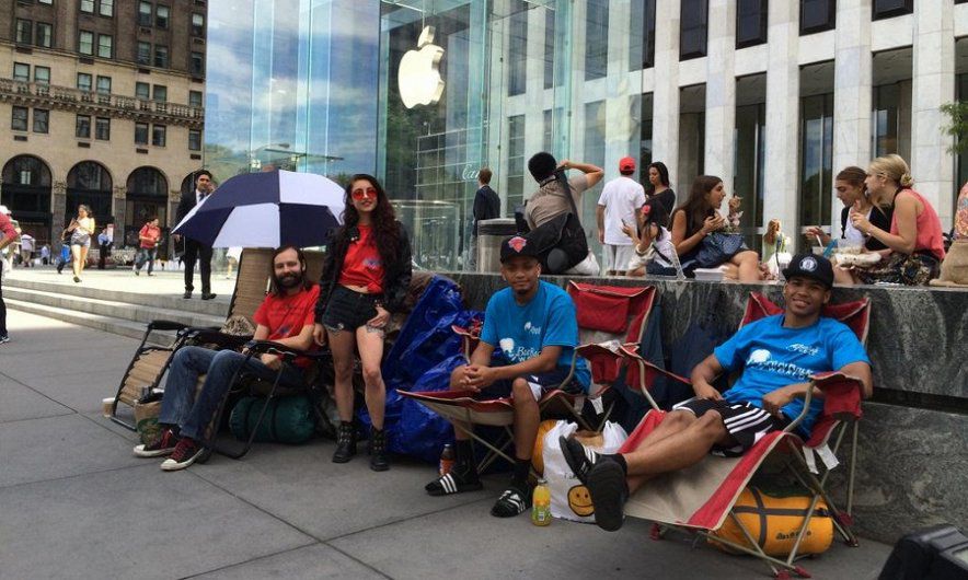 Фанаты Apple уже ночуют в очередях за новыми айфонами