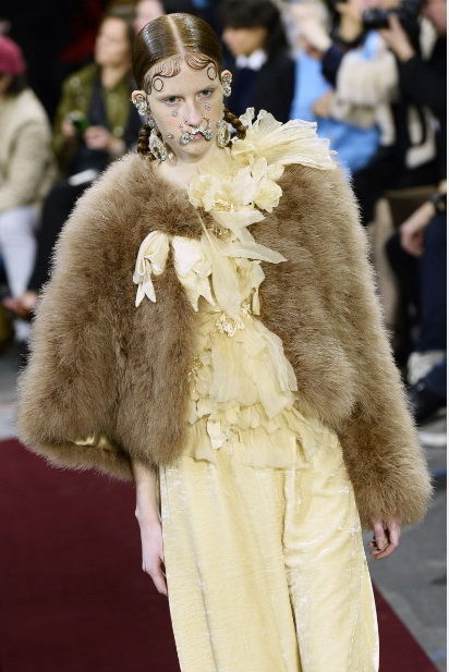 Украшения, броши и усы на лицо: странный показ коллекции от Givenchy