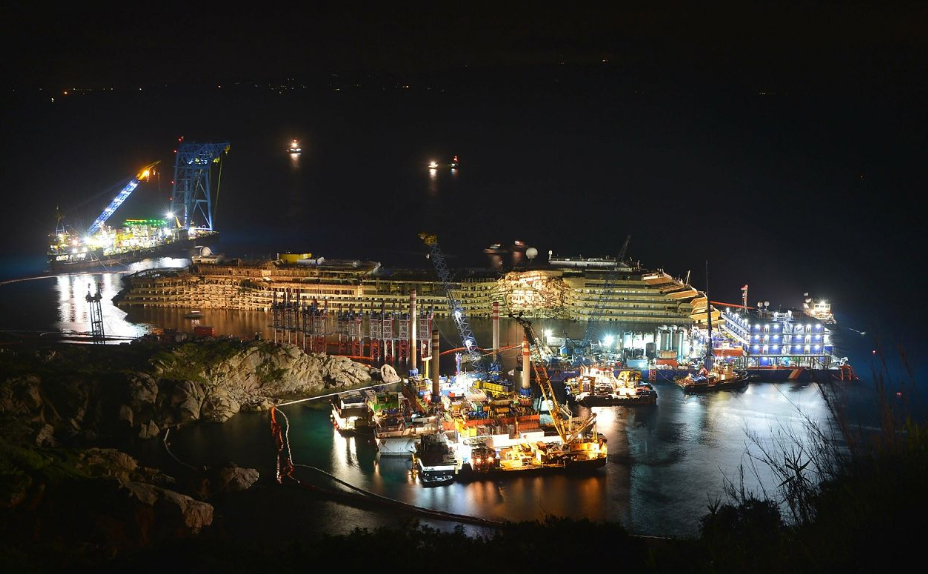 Затонувший лайнер Costa Concordia поставлен на киль