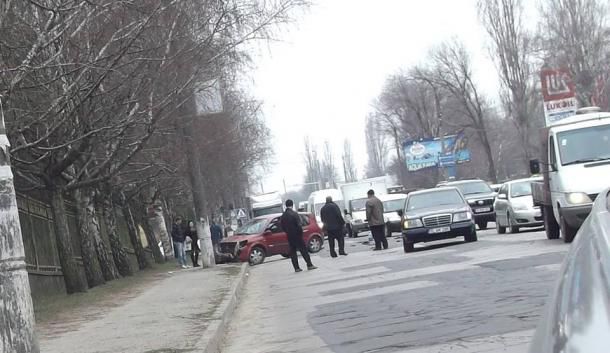 O femeie însărcinată, lovită de un automobil pe o stradă din Chișinău
