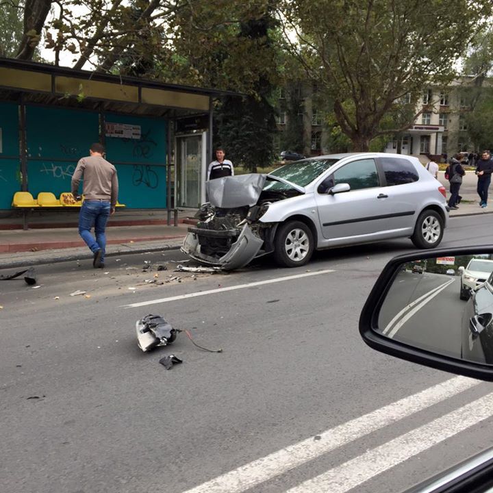 Accident pe strada Kiev din capitală. Un microbuz s-a tamponat cu un automobil