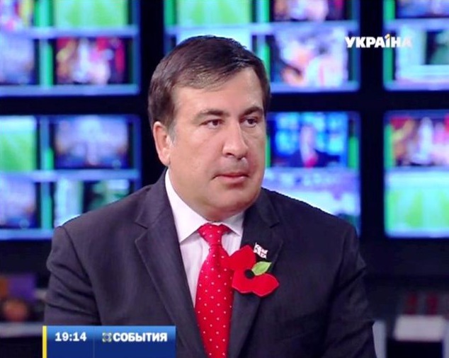 В память о погибших солдатах Саакашвили надел мак и желто-голубой браслет