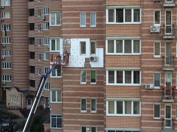 В Киеве жильцы собрали деньги на демонтаж утепления, изуродовавшего дом