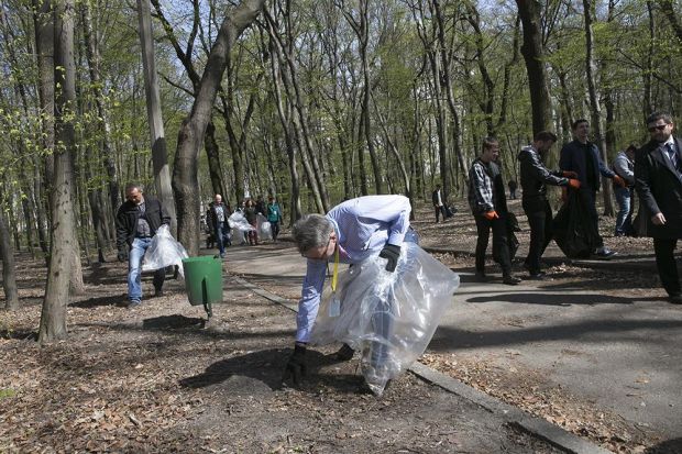 Посол США вместе с коллегами убрал мусор в Киеве