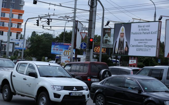 Panouri cu mesaj de salut, cu ocazia venirii Patriarhului Chiril, pe străzile Chişinăului