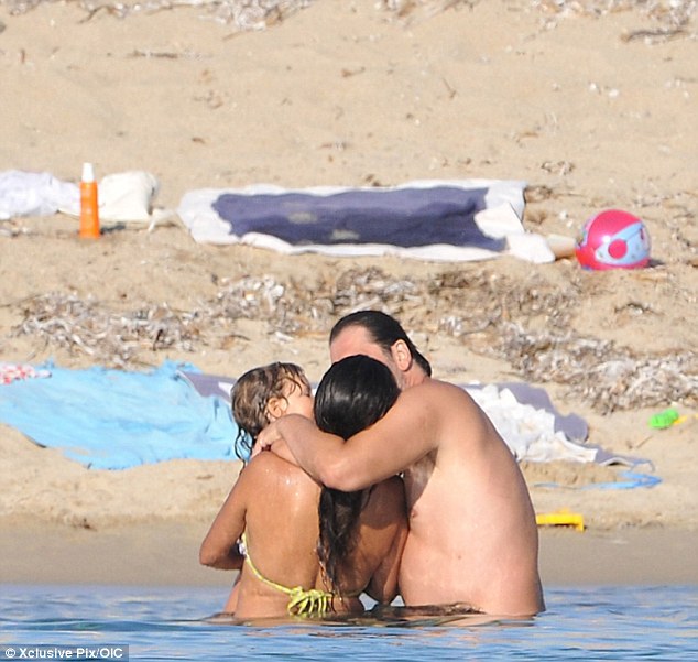 Penelope Cruz face topless pe plajă, la două luni după ce a născut