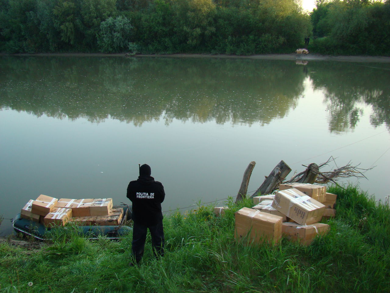 Focuri de armă la frontiera moldo-română; Contrabandiştii au transportat 30.500 de pachete de ţigări în România