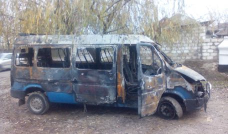 В Оргееве полностью сгорел припаркованный микроавтобус