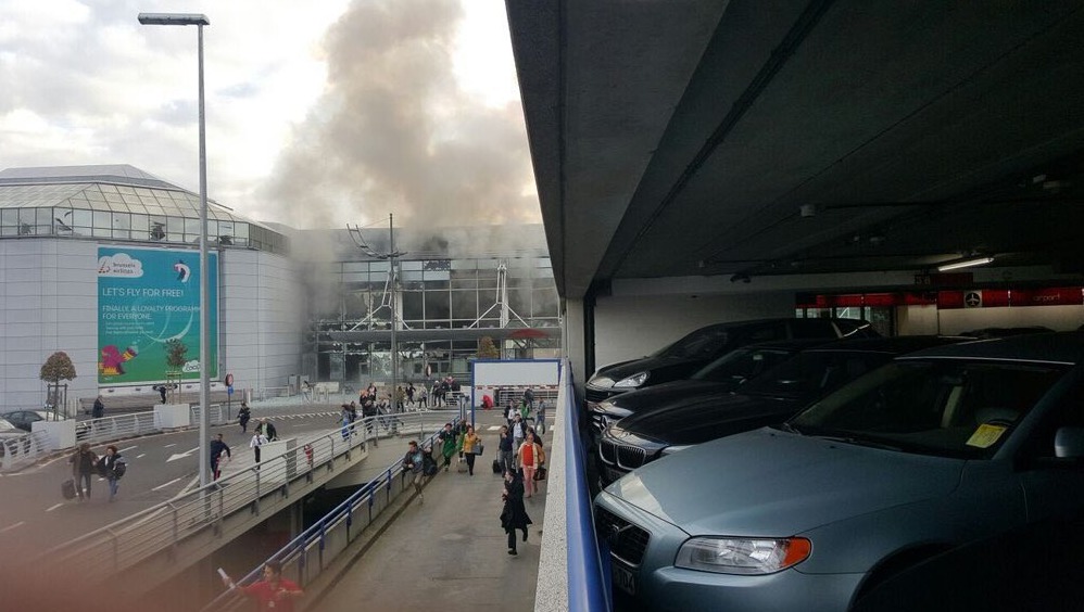 Explozii puternice în aeroportul din Bruxelles
