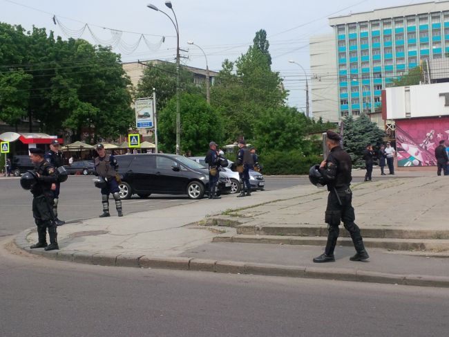 Десятки полицейских в бронежилетах охраняли марш геев в Кишиневе
