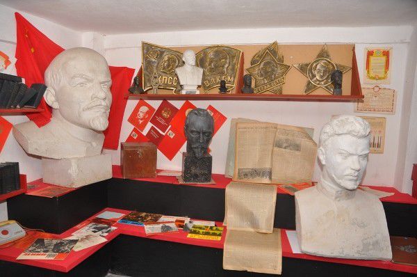 На выставке "советской оккупации" посетителей встречал Ленин