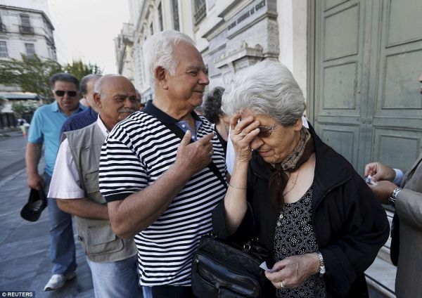 Grecia. Pensionarii disperați au luat cu asalt băncile