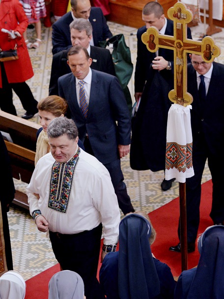 Порошенко в Австралии надел вышиванку и обнял Эббота