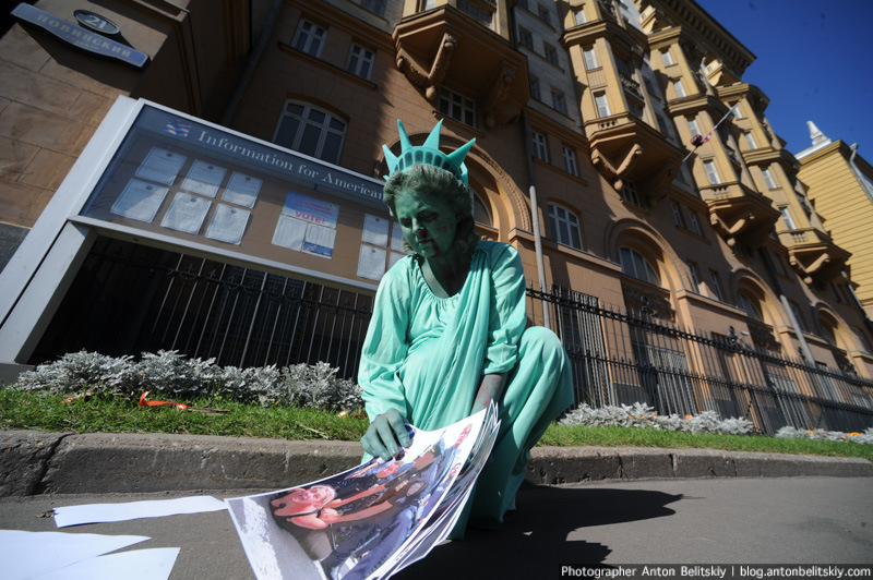 У посольства США в Москве состоялся перформанс «Плач Свободы»