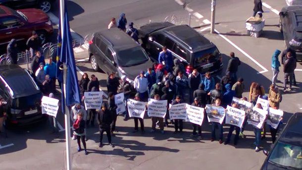 В Киеве пикетируют представительство ЕС